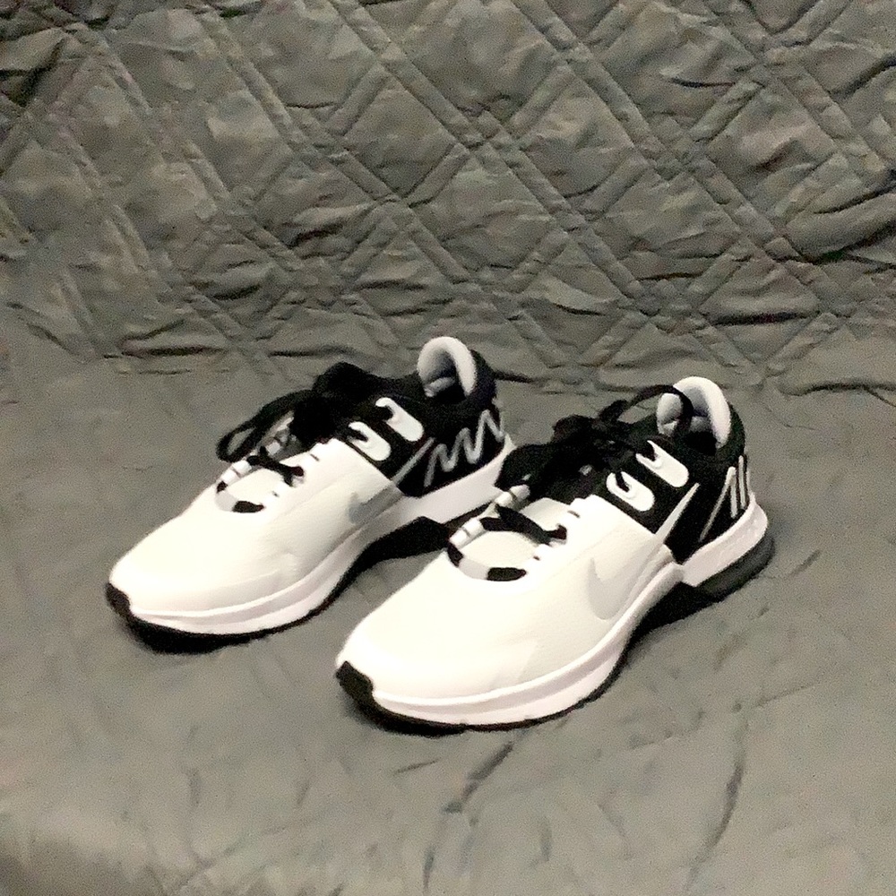 BRAND NEW MENS NIKE AIR MAX ALPHA TRAINER SNEAKERS 9.5 WHITE BLACK AND SILVER